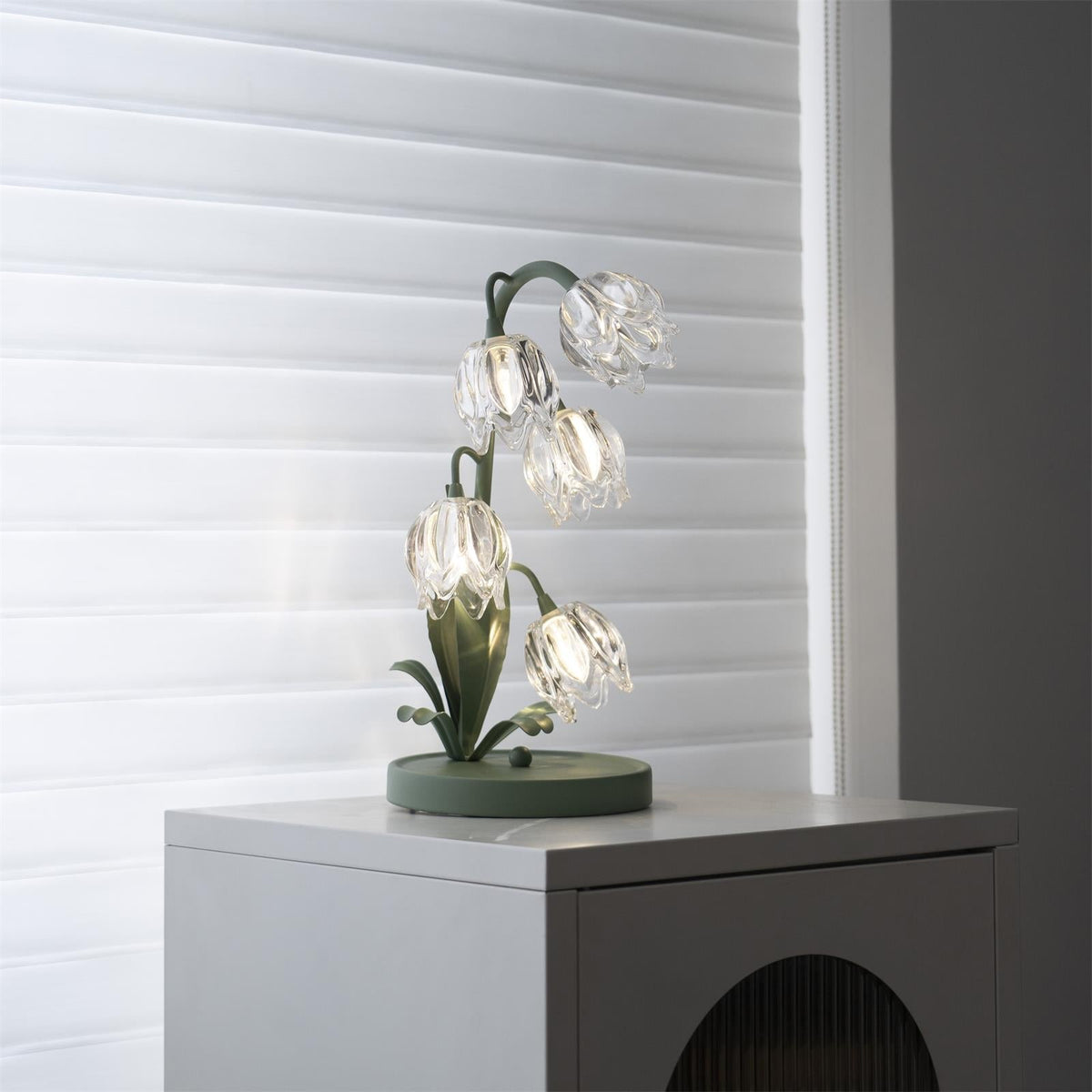 Lily-inspired glass table lamp with green metal stem 18