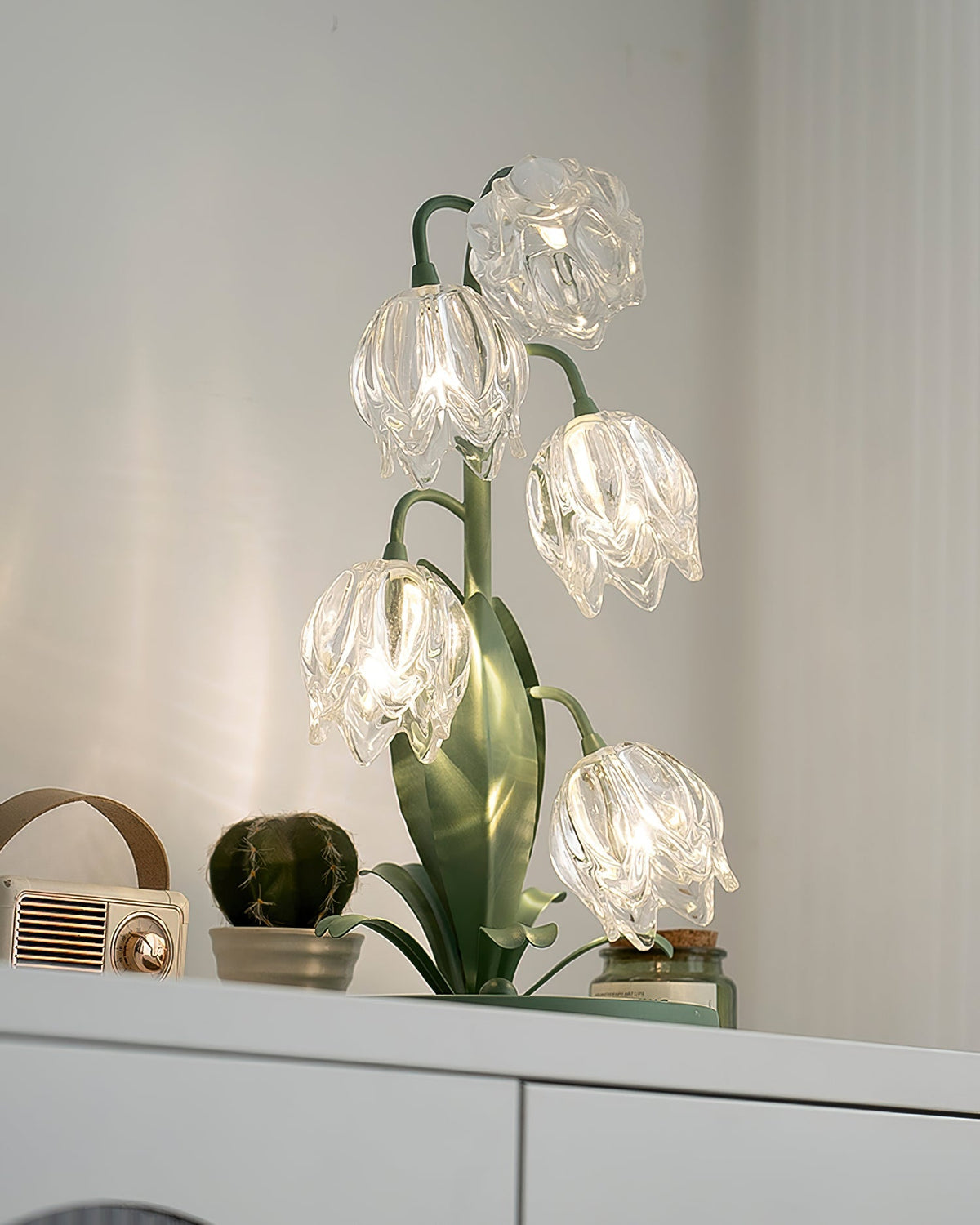 Lily-inspired glass table lamp with green metal stem 6