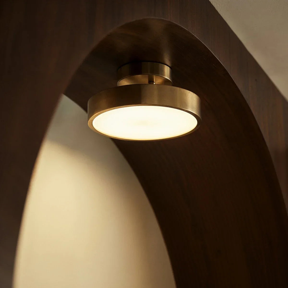 Copper-coloured round iron ceiling light detail